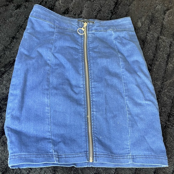 Classic Blue Denim Skirt. Size Medium - Picture 2 of 3